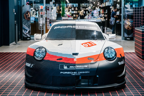 Halb-Halb: Porsche 911 RSR, der zur Hälfte aus Lego besteht. 