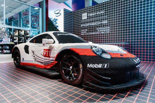 Halb-Halb: Porsche 911 RSR, der zur Hälfte aus Lego besteht. 