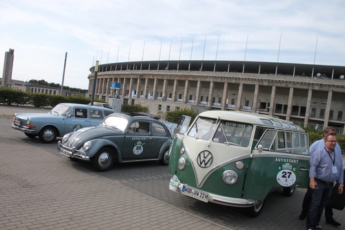 Hamburg-Berlin-Klassik 2015: Die Oldtimer aus dem Fundus der VW-Erlebniswelt „Autostadt“ vor dem Berliner Olympiastadion.