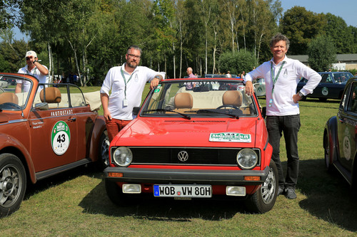 Hamburg-Berlin-Klassik 2016: „Auto Bild“-Chefredakteur Bernd Wieland und Beifahrer Alan Hadjio mit einem VW Golf I Cabrio (1980).