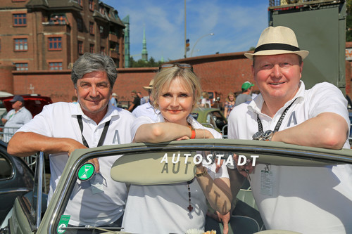 Hamburg-Berlin-Klassik 2016: Autostadt-Geschäftsführer Otto F. Wachs (rechts) fährt mit Rallyelegende Christian Geistdörfer (in der Mitte: Schauspielerin Katharina Schubert).