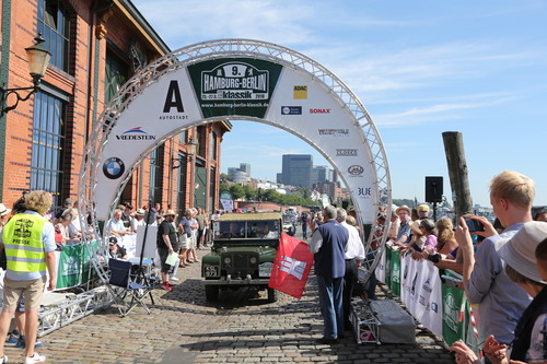 Hamburg-Berlin-Klassik 2016: Das Team von Jaguar Land Rover beim Start in Hamburg.