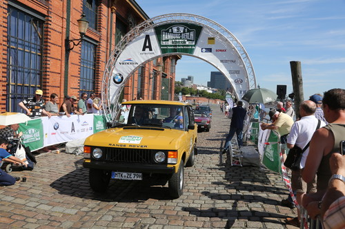 Hamburg-Berlin-Klassik 2016: Das Team von Jaguar Land Rover beim Start in Hamburg.