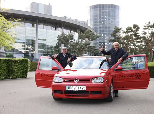 Hamburg-Berlin-Klassik 2024: Volkswagen Classic feierte 50 Jahre Golf. Als Gastfahrer dabei waren Horst Lichter (li.) und Hans-Joachim „Strietzel“ Stuck.