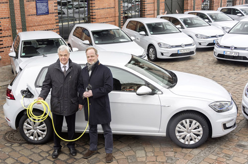 Hamburgs Verkehrs- und Wirtschaftssenator Frank Horch und Ludger Fretzen, Leiter Konzernstrategie für neue Geschäftsfelder im VW-Konzern, übergaben 50 e-Golf an ihre neuen Besitzer.