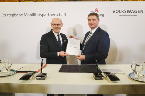 Hamburgs Wirtschafts- und Verkehrssenator Michael Westhagemann (links) und Jürgen Rittersberger, Leiter der Volkswagen Konzernstrategie, unterzeichneten die Vereinbarung zur Verlängerung der Mobilitätspartnerschaft.