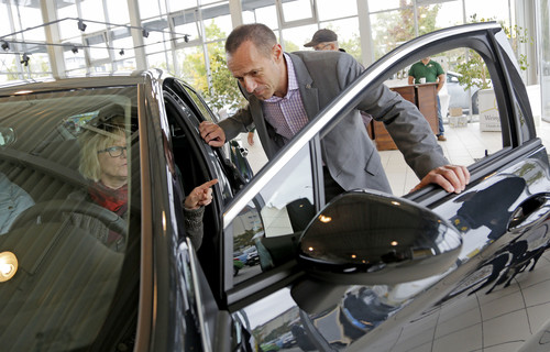 Händlerpremiere: Opel Deutschland-Chef Jürgen Keller (r.) zeigt den Autohaus-Besuchern den Astra.