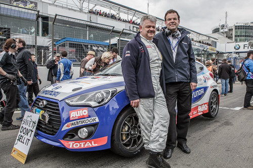 Händlerverbandspräsidenten Peter Schumann (links) mit dem von ihm aufgebauten Veloster Turbo und Hyundai-Geschäftsführer Markus Schrick.