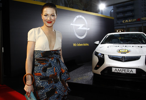 Hannah Herzsprung nutzte den Fahrservice mit dem Opel Ampera beim Jupiter Award.