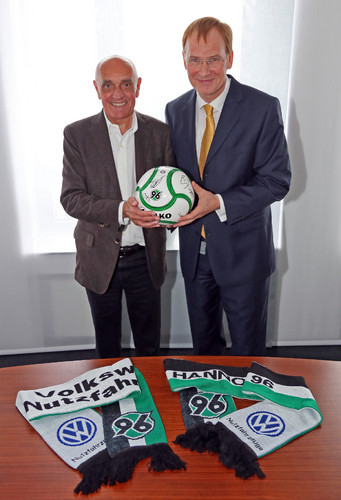 Hannover 96 und Volkswagen Nutzfahrzeuge verlängern ihre Partnerschaft um ein weiteres Jahr (v.l.): 96-Präsident Martin Kind und Dr. Eckhard Scholz, Sprecher des VWN-Markenvorstands.