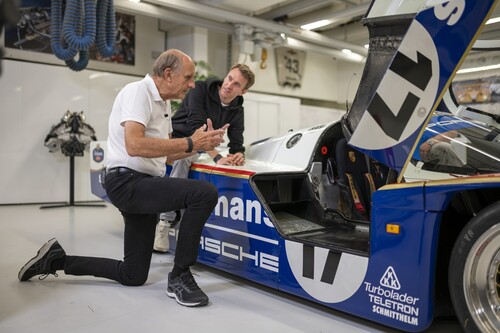 Hans-Joachim Stuck erklärt Timo Bernhard das Cockpit des Porsche 962c.