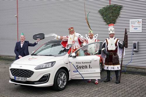 Hans Jörg Klein, Stellvertretender Vorsitzender der Geschäftsführung der Ford-Werke, übergibt dem Kölner Dreigestirn Jungfrau Gerdemie, Prinz Sven I. und Bauer Gereon (v. li.) einen der Ford Kuga Plug-In-Hybrid. 