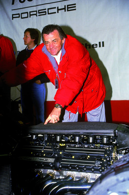 Hans Mezger 1991 mit dem Formel-1-Motor Typ 3512.