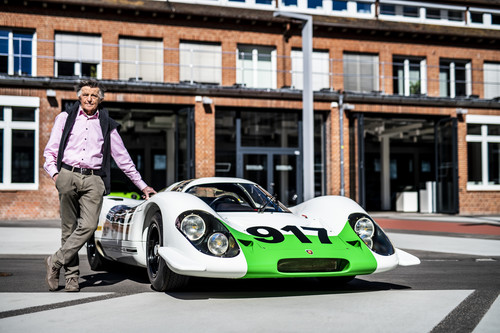 Hans Mezger im Jahr 2019 mit dem von ihm konstruierten Porsche 917.
