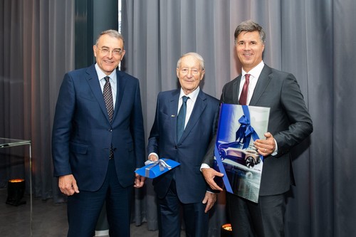 Harald Krüger, Vorstandsvorsitzender der BMW AG (links) und Norbert Reithofer, Vorsitzender des Aufsichtsrats der BMW AG (rechts) gratulieren Eberhard v. Kuenheim zum 90. Geburtstag.