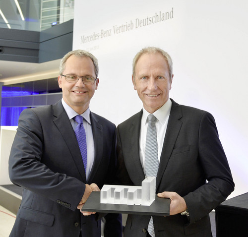 Harald Schuff, Vorsitzender der Geschäftsleitung Mercedes-Benz Vertrieb Deutschland und Henrik Thomsen, Konzernleiter Development, Leiter CA Immo Berlin, bei der offiziellen Gebäudeübergabe.