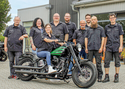 Harley-Davidson hat seine besten Händler mit dem „Dealer Award 2023“ geehrt: Jens Pott (links) und sein Team von House Of Thunder, Harley-Davidson Lübeck.
