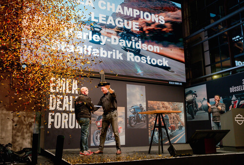 Harley-Davidson hat seine besten Händler mit dem „Dealer Award 2023“ geehrt: Olaf Stellmach von Harley-Davidson Staalfabrik in Rostock bekommt die Auszeichnung von Europa-Chef Kolja Rebstock (r.). 
