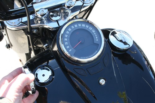 Harley-Davidson Heritage Classic: Links ist der Tankdeckel nur eine Attrappe.
