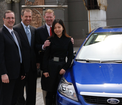 Harriet Luo, Ford-Chef Alan Mulally, begleitet von seinem Asien-Chef Joe Hinrichs und Robert Graziano, der Chef von Ford China (von rechts).