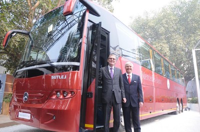Hartmut Schick, Leiter Daimler Buses, und Dr. Wilfried Aulbur, Managing Director und CEO Mercedes-Benz India Ltd., präsentierten auf der zehnten Auto Expo in Neu Delhi den neuen dreiachsigen Mercedes-Benz-Reisebus im Luxussegment.