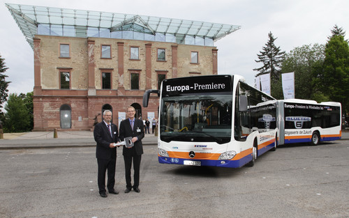 Hartmut Schick (rechts), Leiter Daimler Buses, übergibt den ersten Mercedes-Benz Citaro nach Abgasstufe Euro VI an Uwe Cramer, technischer Geschäftsführer des ESWE-Verkehrsbetriebs.