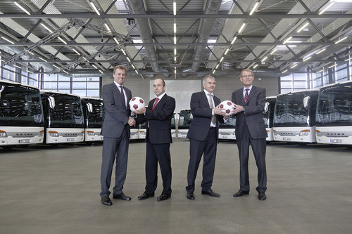 Hartmut Schick (rechts), Leiter Daimler Buses, übergibt gemeinsam Setra-Sprecher Lothar Holder (links), die 16 Teambusse für die Fußball-Europameisterschaft an die polnischen Busunternehmer Rafal Ja0144czuk von „RafTrans“ (2. v.l.) und Ryszard Wójcik von der Firma „Sindbad“.