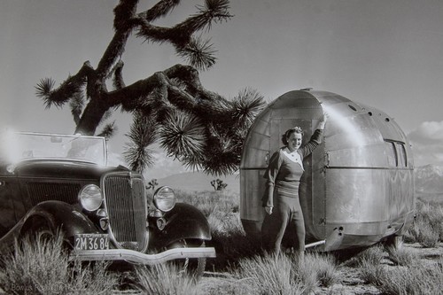 Hawley Bowlus&#039; Ehefrau Ruth mit einem Bowlus im Joshua Tree National Park (1930er-Jahre).