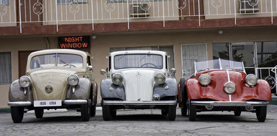 Heckmotor bei Mercedes-Benz: Mercedes-Benz 170 H, Baureihe W 28, 1936 bis 1939, Mercedes-Benz 130, Baureihe W 23, 1934 bis 1936 und Mercedes-Benz 150 Sport-Roadster, Baureihe W 30, 1934 bis 1936 (von links nach rechts).
