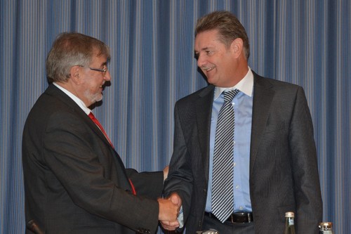 Heino Brodschelm (links) gratuliert seinem Nachfolger Ralf Weltersbach.