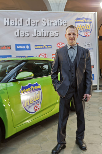 Held der Starße: Valerij Fluh  mit seinem Preis, einem Hyundai Veloster.