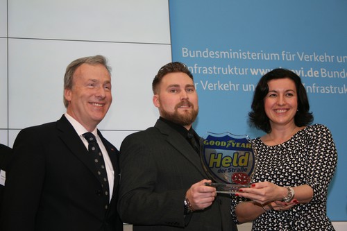 „Held der Straße des Jahres 2015“ (v.l.): AvD-Generalsekretär Matthias Braun,Hanko Penshorn und Staatssekretärin Dorothee Bär.