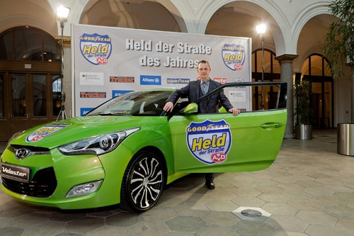 Held der Straße: Valerij Fluh  mit seinem Preis, einem Hyundai Veloster.