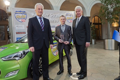 Held der Straße (von links): Bundesverkehrsminister Peter Ramsauer, Jahressieger Valerij Fluh und Werner H. Frey, Geschäftsführer von Hyundai Deutschland.