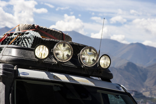 Hella rüstet die Fahrzeuge der „Land Rover Experience Tour 2013“ mit LED-Zusatzscheinwerfern aus.