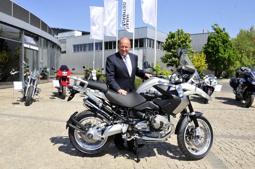 Hendrik von Kuenheim (Leiter BMW Motorrad) mit der zweimillionsten BMW aus Berlin. 