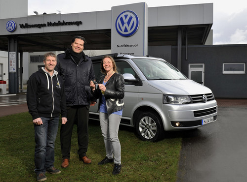 Henrik Anders (Generalsekretariat Volkswagen Nutzfahrzeuge, Foto: Mitte), übergibt den Schlüssel für den Volkswagen California an Gaby Schäfer und Stefan Fleischer (beide „sunshine4kids“).