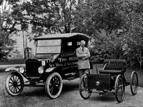 Henry Ford mit seinem ersten Fahrzeug (r.), dem Quadricycle von 1896, und dem zehnmillionsten Auto.