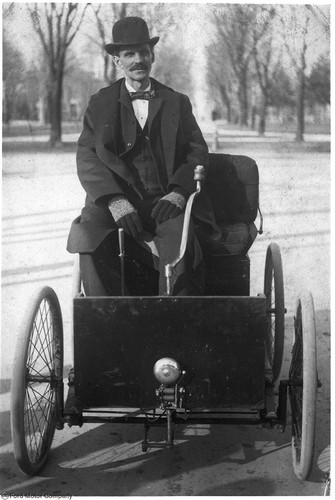 Henry Ford und sein erstes Auto, der Ford Quadricycle von 1896.