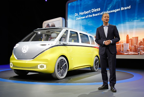 Herbert Diess und der Volkswagen I.D. Buzz (Archivfoto).