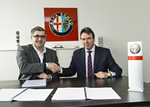 Heribert Bruchhagen (rechts) und Martin Rada bei der Vertragsunterzeichnung.
