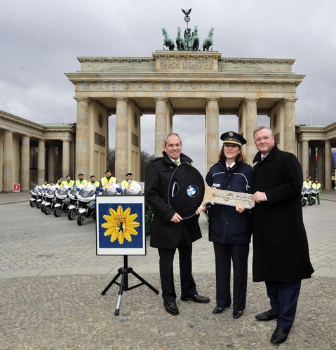 Hermann Bohrer (rechts), Leiter des BMW-Werks Berlin, übergibt symbolisch den Schlüssel für die neuen Motorräder an Polizeivizepräsidentin Margarete Koppers und Innensenator Frank Henkel.