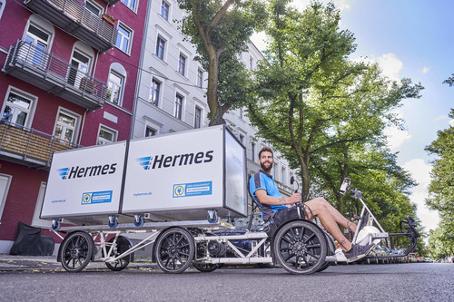 Hermes-Bote auf Armadillo Cargobike mit Greenpack-Akku.
