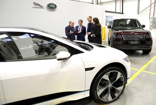 Herzog und die Herzogin von Cambridge, Prince William und Princess Kate, im Jaguar Land Rover-Werk Solihull.