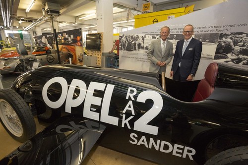 Hessens Staatsminister Axel Wintermeyer (links) und Opel-Chef Dr. Karl-Thomas Neumann in der Oldtimer-Werksatt von Opel Classic.