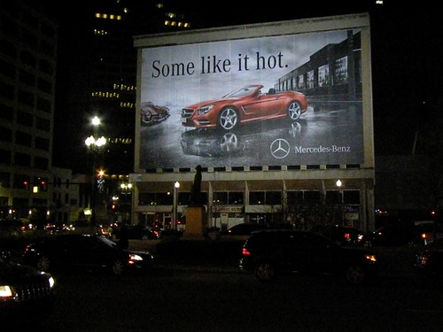 Heutzutage werfen große Ereignisse auch immer größere Poster voraus, auch der Mercedes-Benz SL in Detroit.