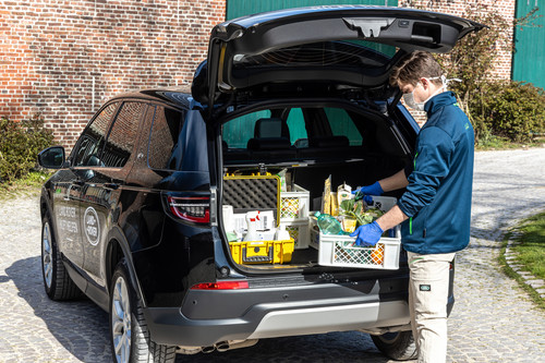 Hilfe in Corona-Zeiten: Land Rover hat in Deutschland 16 Discovery und Discovery Sport zur Unterstützung sozialer Dienste und Organisationen des Gesundheitswesens zur Verfügung gestellt.