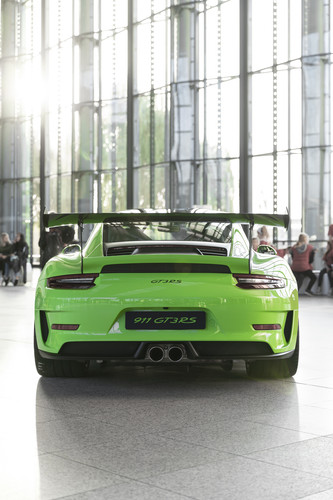 Hingucker im Eingangsbereich der Autostadt: Porsche 911 GT3 RS. 