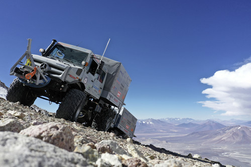 Hochgeländegängige Unimog U 5023 unterstützen ein Expeditionsteam in Chile und gewinnen den Höhenweltrekord mit 6694 Metern.