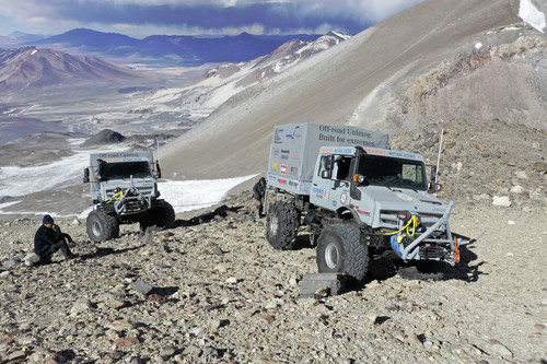 Hochgeländegängige Unimog U 5023 unterstützen ein Expeditionsteam in Chile und gewinnen den Höhenweltrekord mit 6694 Metern.
